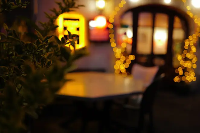 Table du Yonghe dans une lumière tamisée