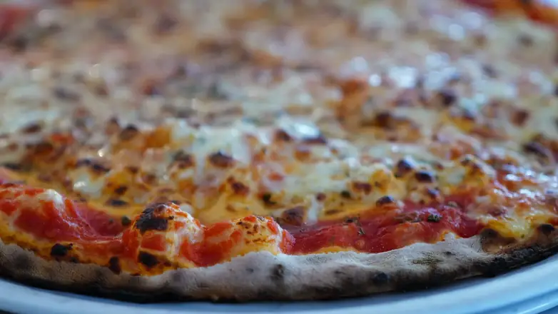 Pizza en gros plan, à la sortie du four
