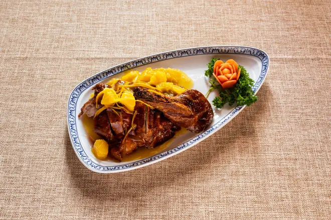 Canard et sa garniture de fruits