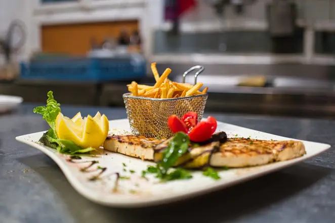 Poisson grillé, frites et citron